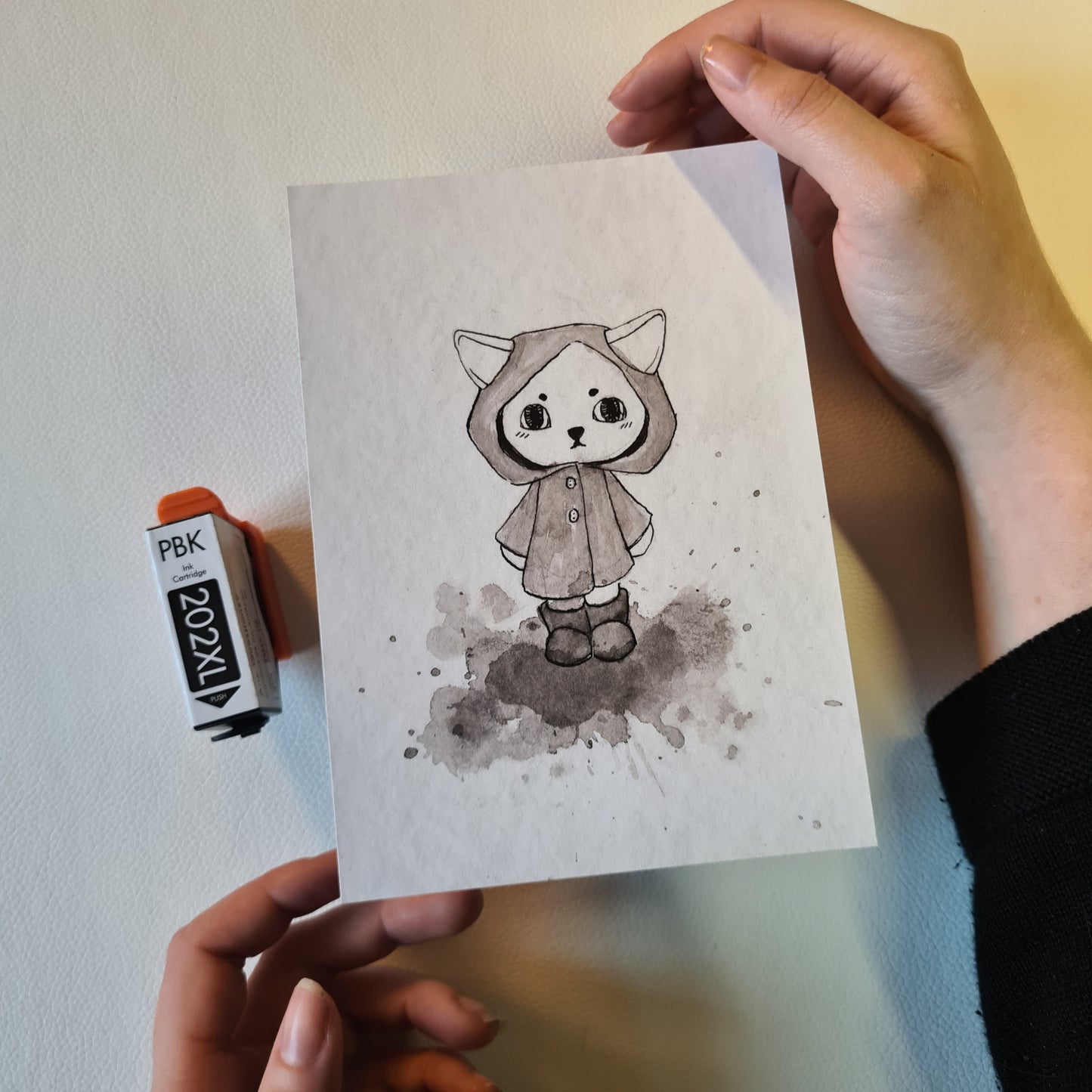 Kunstdruck - Katze im Regenmantel